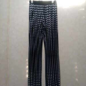 New Directions black and white box design stretch pants size medium